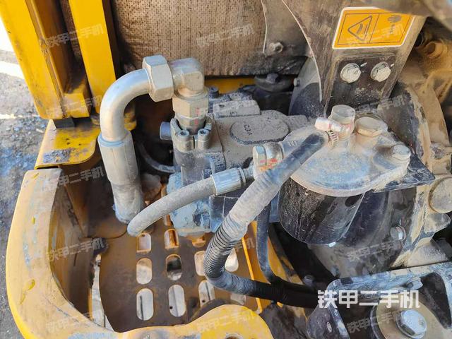 回转马达和主控阀(整机外观) 回转马达和主控阀(整机外观)