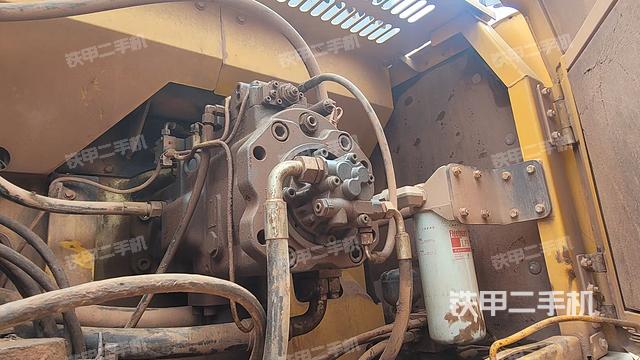 液压泵舱室正面整体（整机外观）