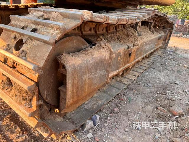 單側(cè)履帶整體(整機(jī)外觀) 單側(cè)履帶整體(整機(jī)外觀)