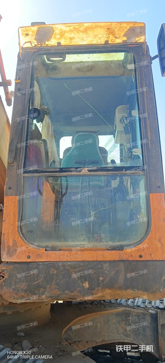 駕駛室整體(整機(jī)外觀) 駕駛室整體(整機(jī)外觀)