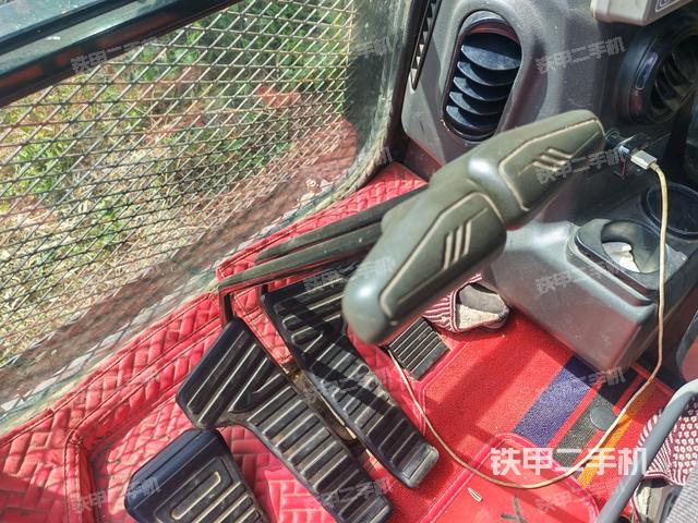 行走控制手柄和踏板?俯拍(駕駛室部分) 行走控制手柄和踏板?俯拍(駕駛室部分)