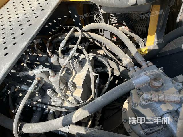 回轉(zhuǎn)馬達(dá)和主控閥(整機(jī)外觀) 回轉(zhuǎn)馬達(dá)和主控閥(整機(jī)外觀)