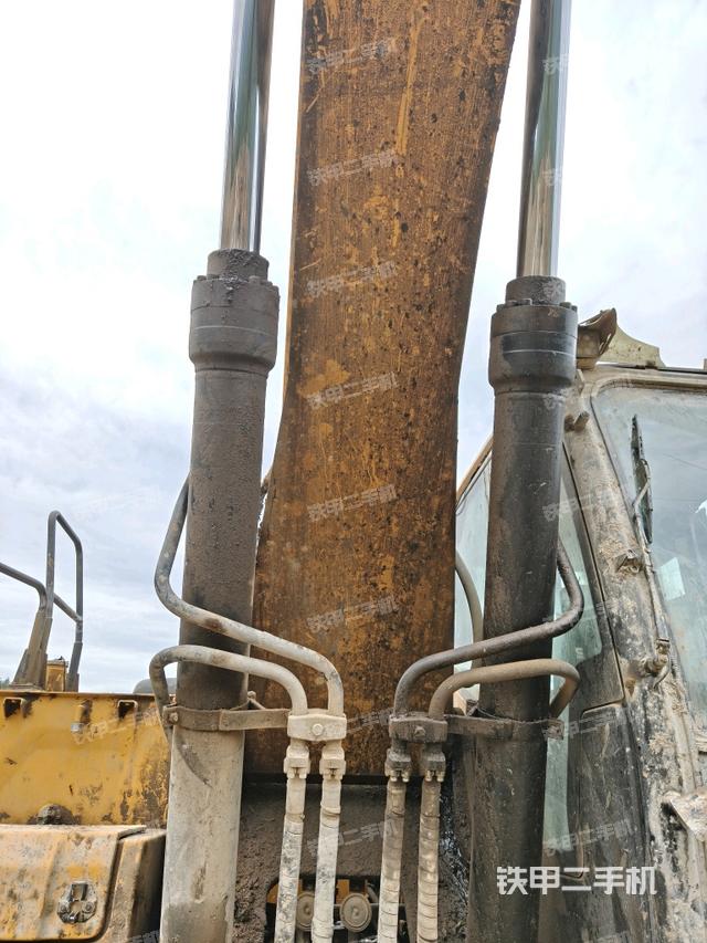 大臂油缸整体 竖拍（工作和回转装置）