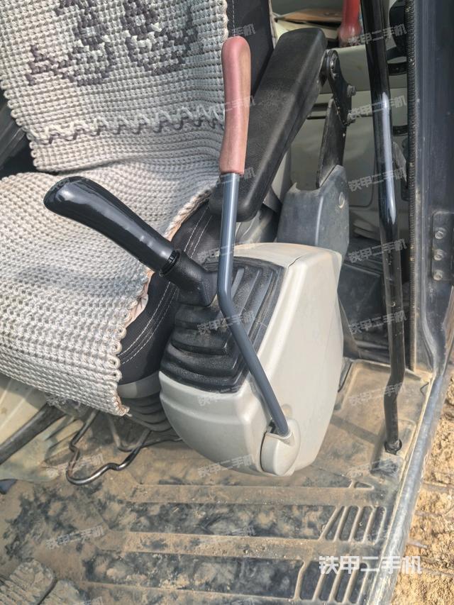 座椅左侧控制台/音响/含左手柄(驾驶室部分) 座椅左侧控制台/音响/含左手柄(驾驶室部分)