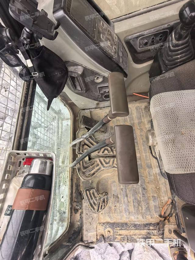 行走控制手柄和踏板?俯拍(駕駛室部分) 行走控制手柄和踏板?俯拍(駕駛室部分)