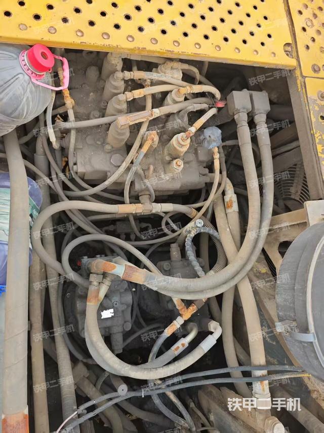 回轉(zhuǎn)馬達(dá)和主控閥（整機(jī)外觀）