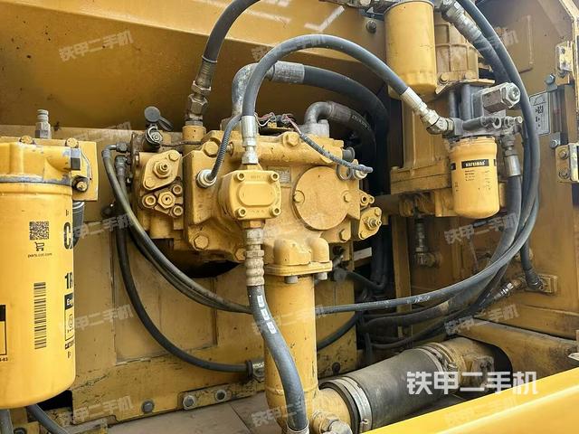 液壓泵艙室正面整體(整機外觀) 液壓泵艙室正面整體(整機外觀)