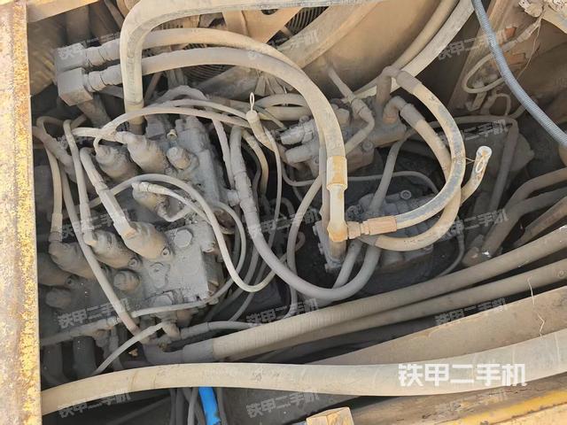 回轉馬達和主控閥（整機外觀）