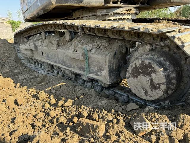 單側(cè)履帶整體(整機(jī)外觀) 單側(cè)履帶整體(整機(jī)外觀)