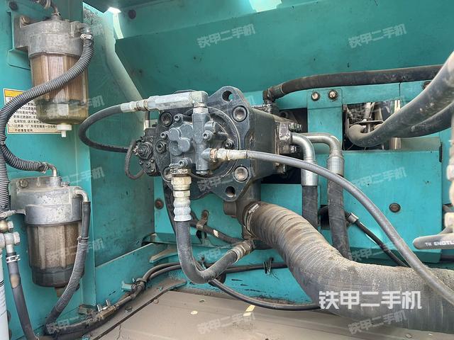 液壓泵艙室正面整體(整機外觀) 液壓泵艙室正面整體(整機外觀)