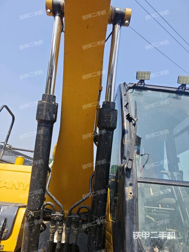 大臂油缸整体 竖拍(工作和回转装置) 大臂油缸整体 竖拍(工作和回转装置)