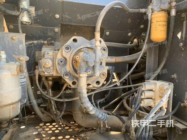 液壓泵艙室正面整體(整機(jī)外觀) 液壓泵艙室正面整體(整機(jī)外觀)