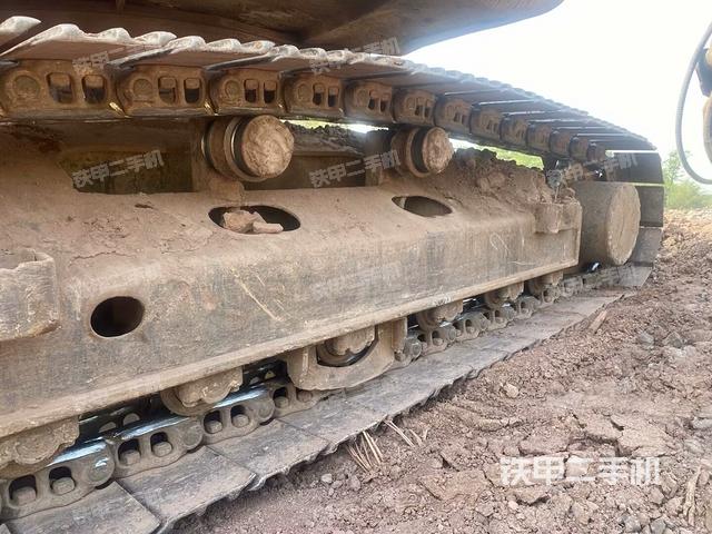 單側(cè)履帶整體(整機(jī)外觀) 單側(cè)履帶整體(整機(jī)外觀)