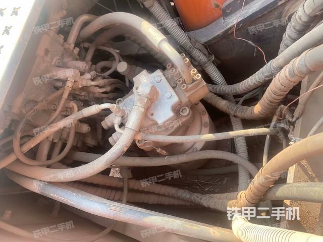 回轉(zhuǎn)馬達(dá)和主控閥(整機(jī)外觀) 回轉(zhuǎn)馬達(dá)和主控閥(整機(jī)外觀)