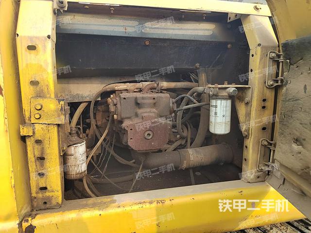 液壓泵艙室正面整體(整機(jī)外觀) 液壓泵艙室正面整體(整機(jī)外觀)