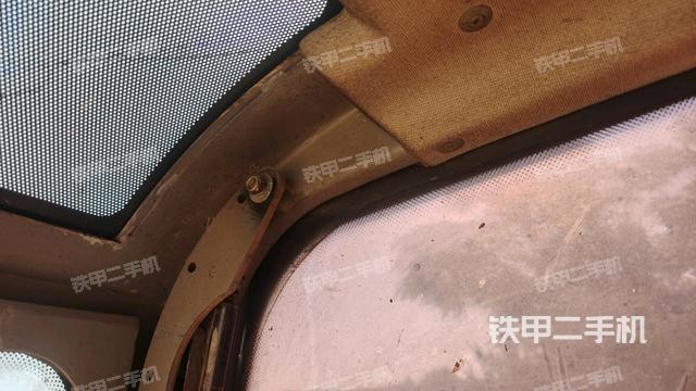 行走控制手柄和踏板?俯拍（駕駛室部分）