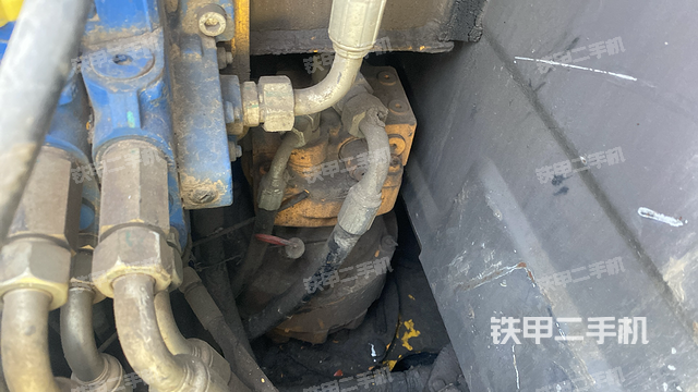 回转马达和主控阀（整机外观）