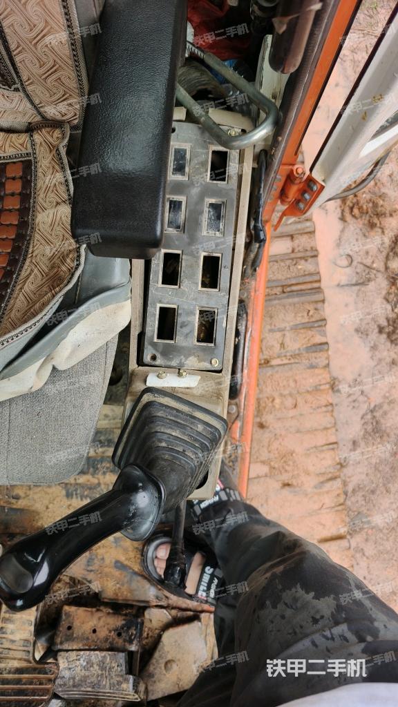 座椅左侧控制台/音响/含左手柄(驾驶室部分) 座椅左侧控制台/音响/含左手柄(驾驶室部分)