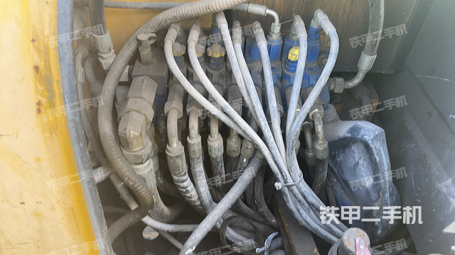 液压泵舱室正面整体（整机外观）