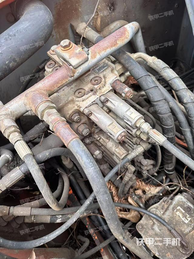 回转马达和主控阀(整机外观) 回转马达和主控阀(整机外观)