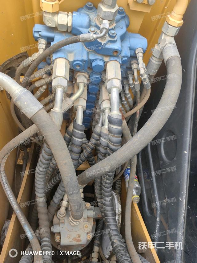 回转马达和主控阀(整机外观) 回转马达和主控阀(整机外观)