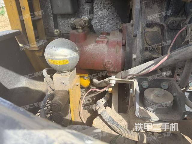 液壓泵艙室正面整體(整機外觀) 液壓泵艙室正面整體(整機外觀)