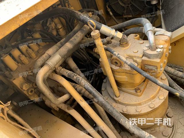 回轉(zhuǎn)馬達和主控閥(整機外觀) 回轉(zhuǎn)馬達和主控閥(整機外觀)