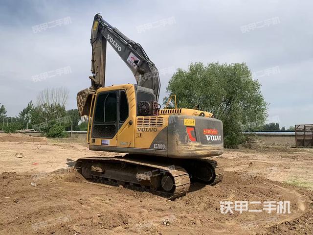 沃尔沃EC140DL挖掘机的设备实拍-第2张实拍照片