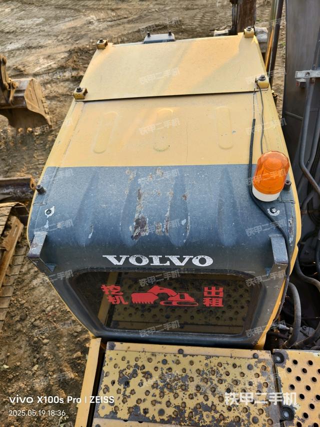 駕駛室頂部(整機(jī)外觀) 駕駛室頂部(整機(jī)外觀)