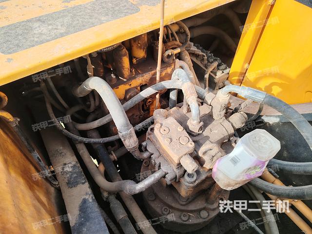 回轉(zhuǎn)馬達和主控閥(整機外觀) 回轉(zhuǎn)馬達和主控閥(整機外觀)