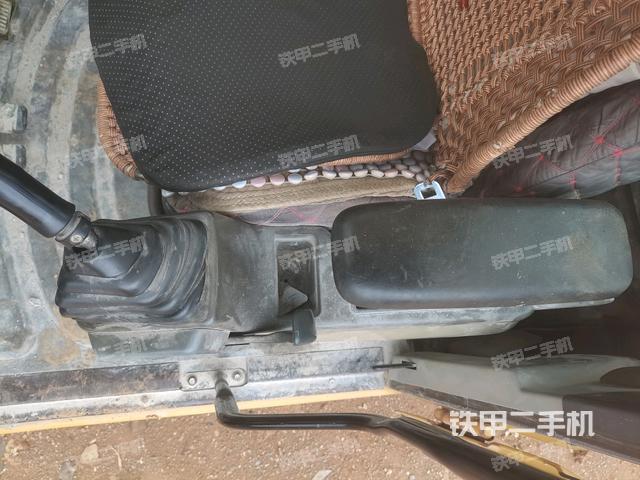 座椅左侧控制台/音响/含左手柄(驾驶室部分) 座椅左侧控制台/音响/含左手柄(驾驶室部分)