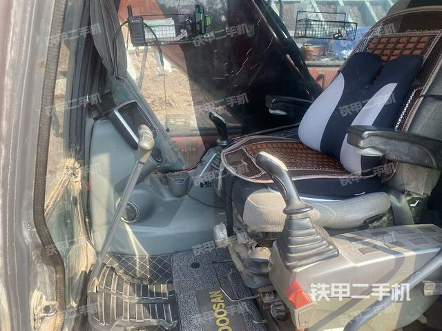 駕駛室整體(整機(jī)外觀) 駕駛室整體(整機(jī)外觀)