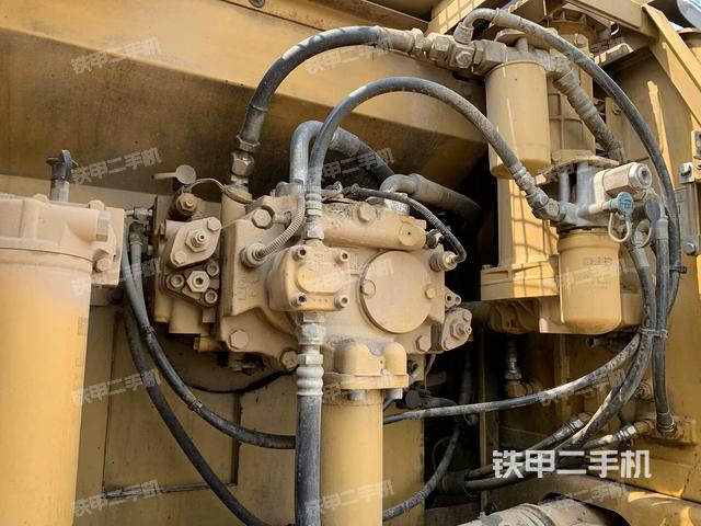 液壓泵艙室正面整體(整機外觀) 液壓泵艙室正面整體(整機外觀)