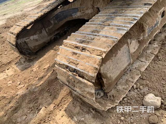 單側(cè)履帶整體(整機(jī)外觀) 單側(cè)履帶整體(整機(jī)外觀)