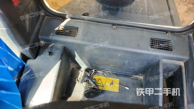 行走控制手柄和踏板?俯拍(駕駛室部分) 行走控制手柄和踏板?俯拍(駕駛室部分)