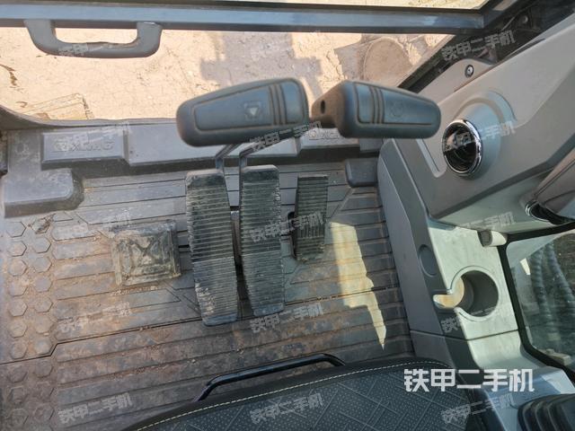 行走控制手柄和踏板?俯拍(駕駛室部分) 行走控制手柄和踏板?俯拍(駕駛室部分)