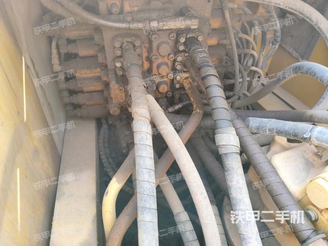 回轉(zhuǎn)馬達(dá)和主控閥（整機(jī)外觀）