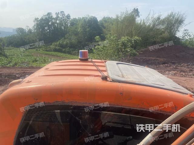 駕駛室頂部(整機(jī)外觀) 駕駛室頂部(整機(jī)外觀)