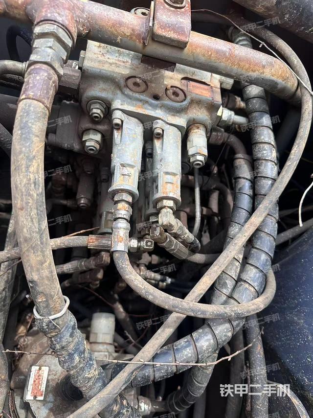 回轉(zhuǎn)馬達(dá)和主控閥（整機(jī)外觀）