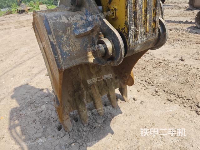 鏟斗右后整體(工作和回轉(zhuǎn)裝置) 鏟斗右后整體(工作和回轉(zhuǎn)裝置)