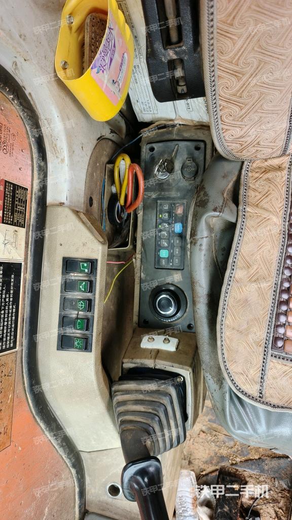 座椅右侧控制台/钥匙门/油门/含右手柄(驾驶室部分) 座椅右侧控制台/钥匙门/油门/含右手柄(驾驶室部分)