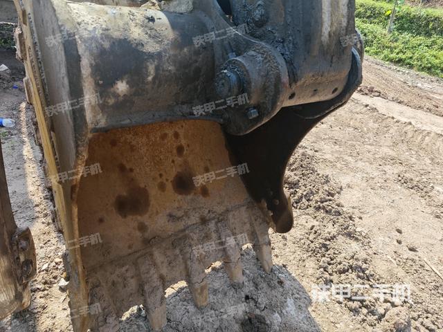 铲斗右后整体(工作和回转装置) 铲斗右后整体(工作和回转装置)