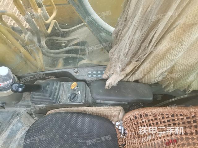 座椅右侧控制台/钥匙门/油门/含右手柄(驾驶室部分) 座椅右侧控制台/钥匙门/油门/含右手柄(驾驶室部分)