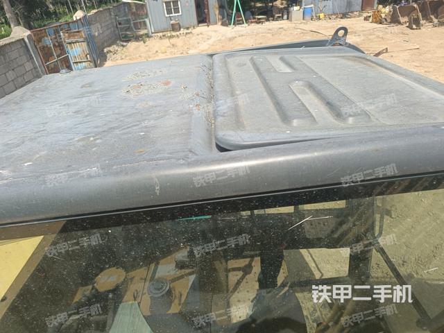 駕駛室頂部(整機(jī)外觀) 駕駛室頂部(整機(jī)外觀)