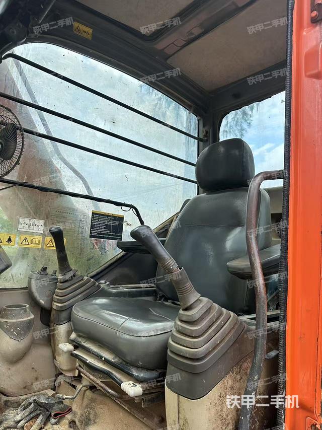 驾驶室整体(整机外观) 驾驶室整体(整机外观)