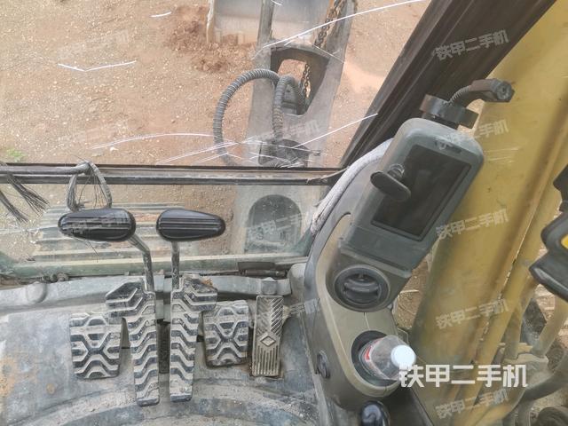 行走控制手柄和踏板 俯拍(驾驶室部分) 行走控制手柄和踏板 俯拍(驾驶室部分)