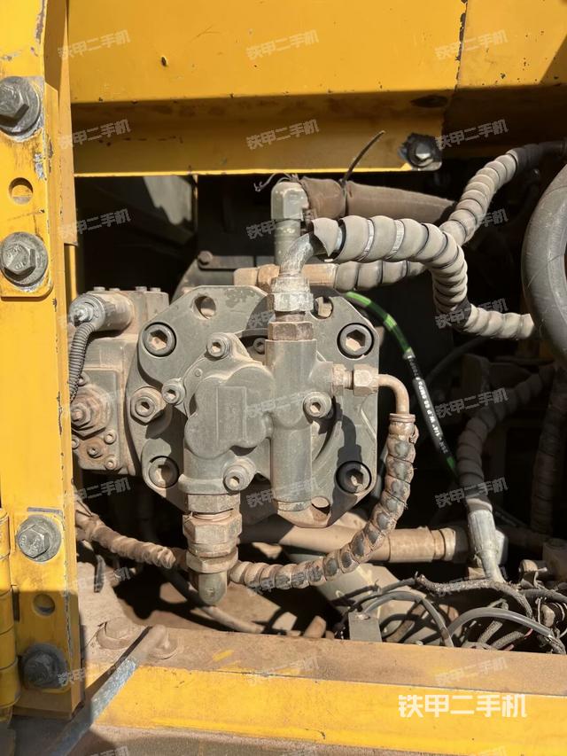 液壓泵艙室正面整體(整機(jī)外觀) 液壓泵艙室正面整體(整機(jī)外觀)