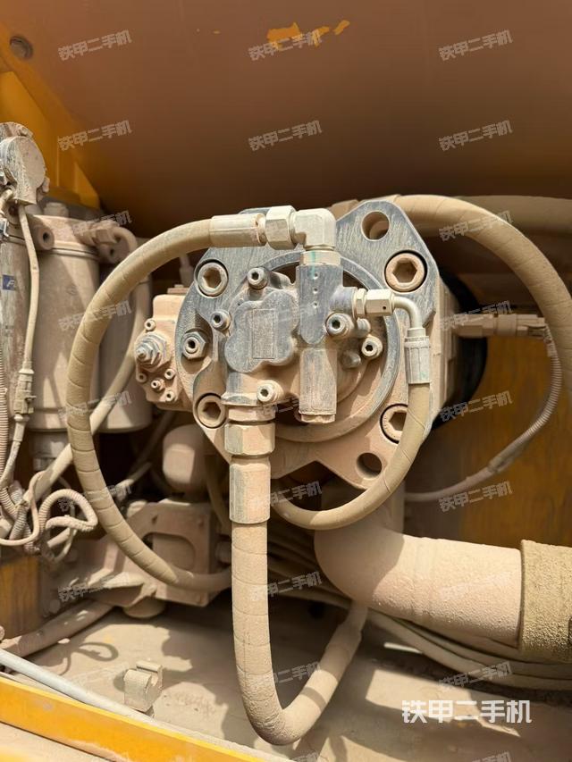 液壓泵艙室正面整體(整機(jī)外觀) 液壓泵艙室正面整體(整機(jī)外觀)