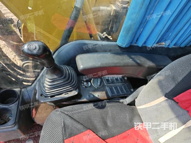 座椅右侧控制台/钥匙门/油门/含右手柄(驾驶室部分) 座椅右侧控制台/钥匙门/油门/含右手柄(驾驶室部分)