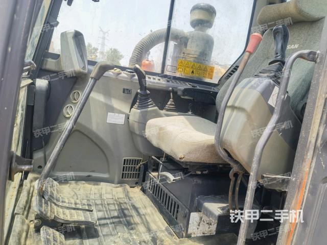 駕駛室整體(整機(jī)外觀) 駕駛室整體(整機(jī)外觀)